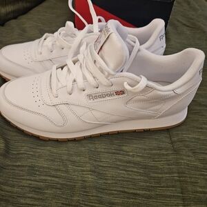 NIB Classic Reebok kicks!